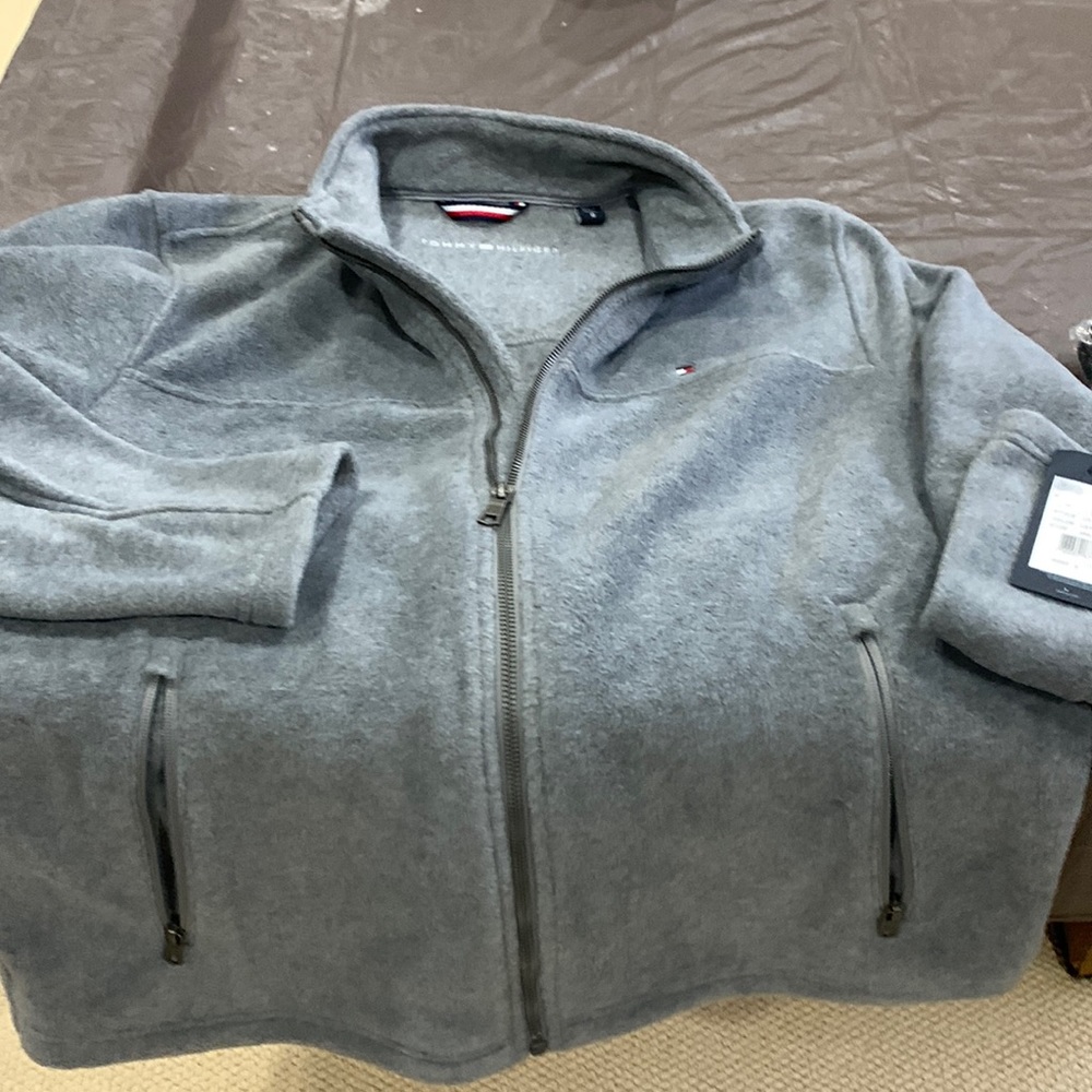 With 2 pockets with zipper.  Store Tag says XXL manufacturer label L